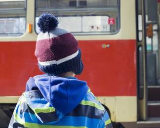Водитель автобуса в Уральске выгнал из салона на мороз третьеклассника, потерявшего деньги на проезд