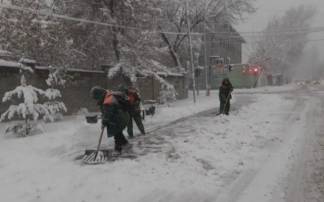 Порядка двух тысяч дорожных рабочих очищают от снега улицы Алматы