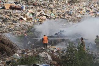 Председатель комитета экологического регулирования потушил мусорную свалку в Усть-Каменогорске