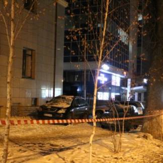 В Алматы упавший с многоэтажного дома снег повредил два автомобиля