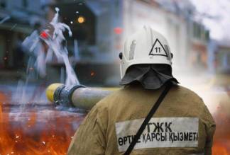 Практиканты и дырявые напорные рукава: как работают пожарные в Караоткеле