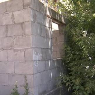 В Алматы снесли очередное несанкционированное здание