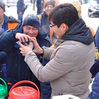 Алматинских рабочих, очищавших улицы от снега, угостили горячим чаем