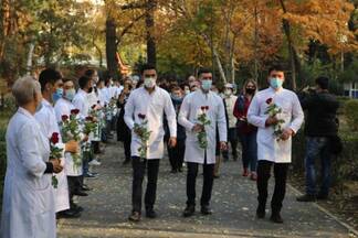 «Светя другим, сгораю сам». Под таким девизом в Алматы проведена акция, отметившая беспримерный подвиг медиков в борьбе с пандемией Ковид-19