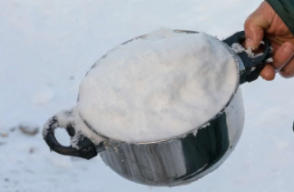 Растапливают снег, чтобы умыться: алматинцы неделями живут без воды