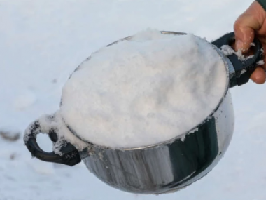 Растапливают снег, чтобы умыться: алматинцы неделями живут без воды
