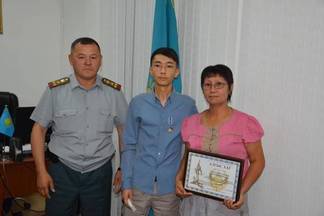 В спасательном ведомстве Алматинской области наградили юношу, вынесшего из огня троих детей