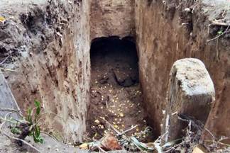 Селянин откопал в саду три гроба с человеческими останками