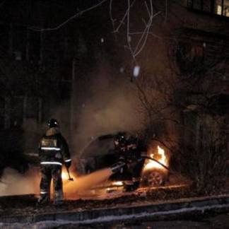 В Алматы во дворе жилого дома сгорел автомобиль