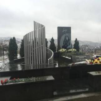 Памятник Батырхану Шукенову открыли на Кенсайском кладбище в Алматы
