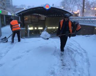 В Алматы снег убирают 2,2 тыс. дорожных рабочих