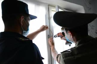 Сотрудники ДЧС Алматинской области устанавливают блокираторы на окна многоэтажек