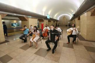 В метро на станции «Абая» прозвучали произведения великого поэта
