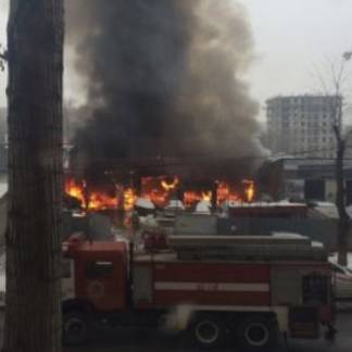 Крупный пожар произошел на СТО в Алматы