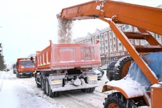 Свыше тысячи единиц техники убирают снег в столице