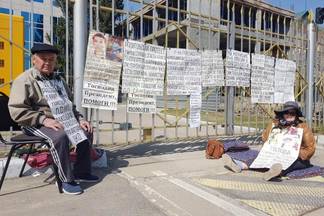 Супруги Тарасовы провели пикет возле здания прокуратуры ВКО