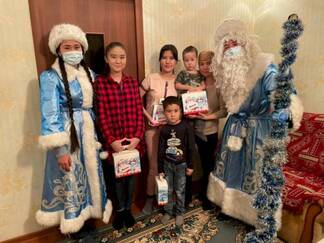 Дед Мороз и Снегурочка навестили детей погибших полицейских в Алматинской области