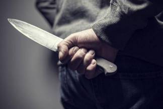 В Алматы мужчина с ножом преследовал детей