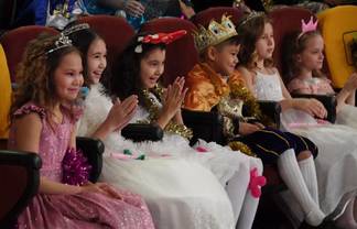 В Алматы устроили новогоднее представление для 1700 детей