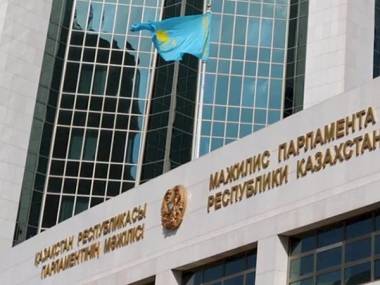 В Мажилисе приняли поправки об отмене пожизненного председательства Назарбаева в Совбезе и АНК