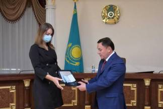 В Акмолинской области вручены государственные награды родным и коллегам медиков, умерших в борьбе с пандемией
