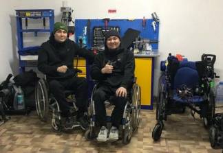 Паралимпийцы бесплатно чинят инвалидные коляски в Алматы