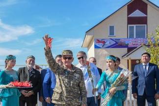В Талдыкоргане обладателями ключей от новых коттеджей стали 100 семей