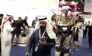 Видео с королем Бахрейна и роботом-телохранителем распространяют в Сети