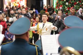 Военный оркестр регионального командования «Юг» подарил жителям Тараза свою музыку