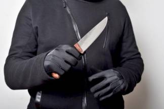 Вооруженный ножом мужчина напал на охранника казино в Капшагае