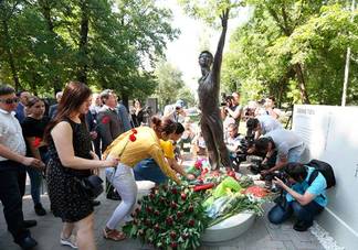 Алматинцы почтили память казахстанского олимпийца Дениса Тен