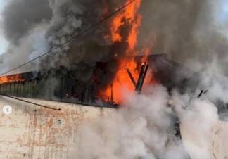 За 30 минут потушен крупный пожар на складе в Алматы