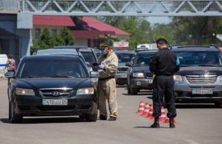Жители пригородов настойчиво штурмуют Алматы по всем направлениям