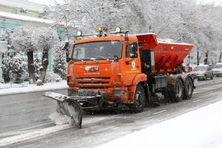 Около двух тысяч дорожных рабочих очищают от снега улицы Алматы